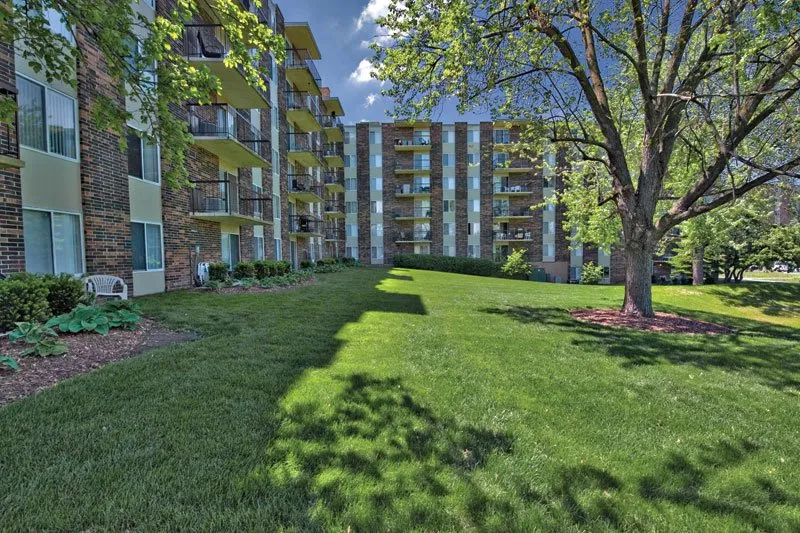 Twin Lake Towers Apartments