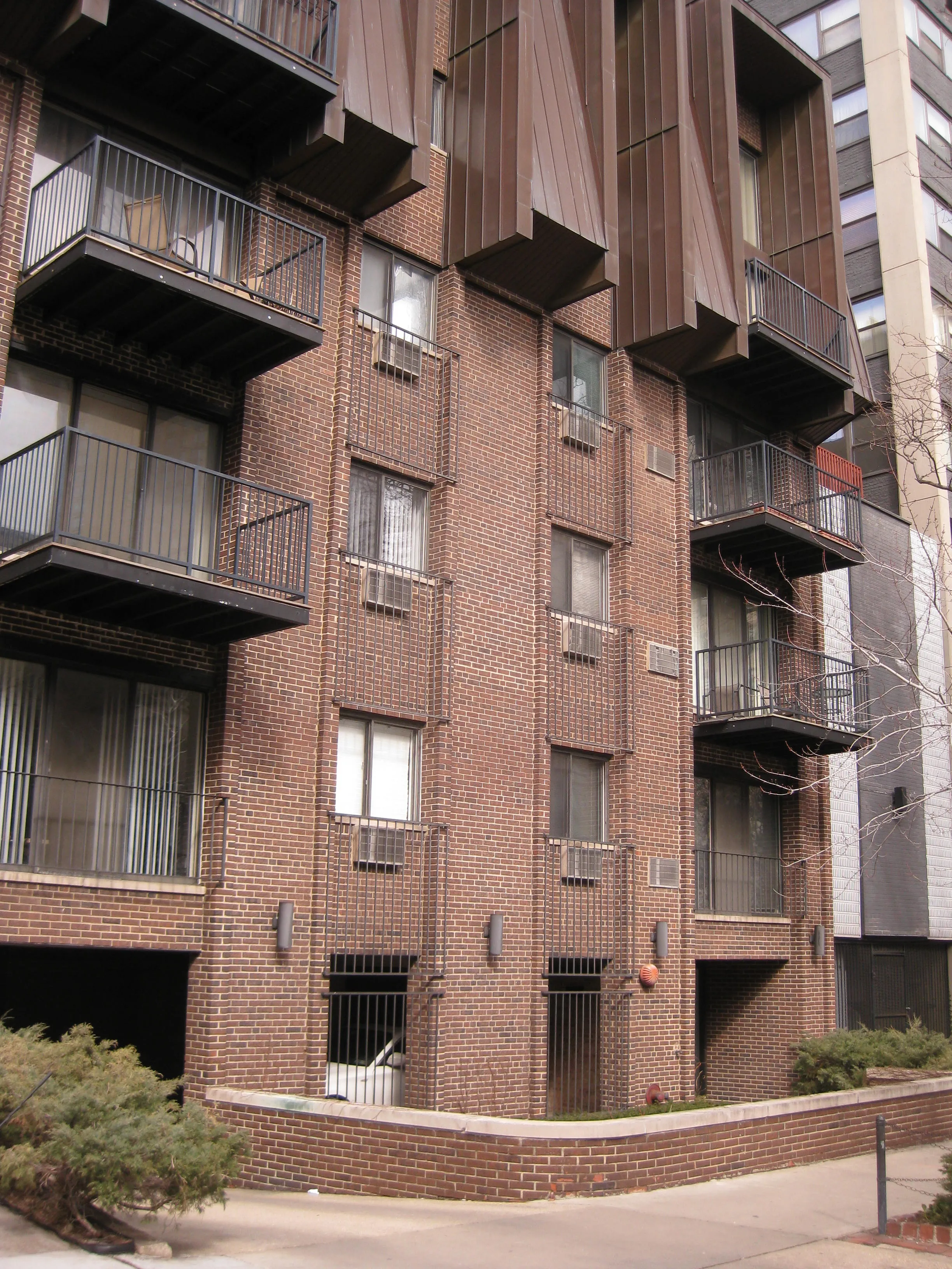 512 West Wrightwood Apartments