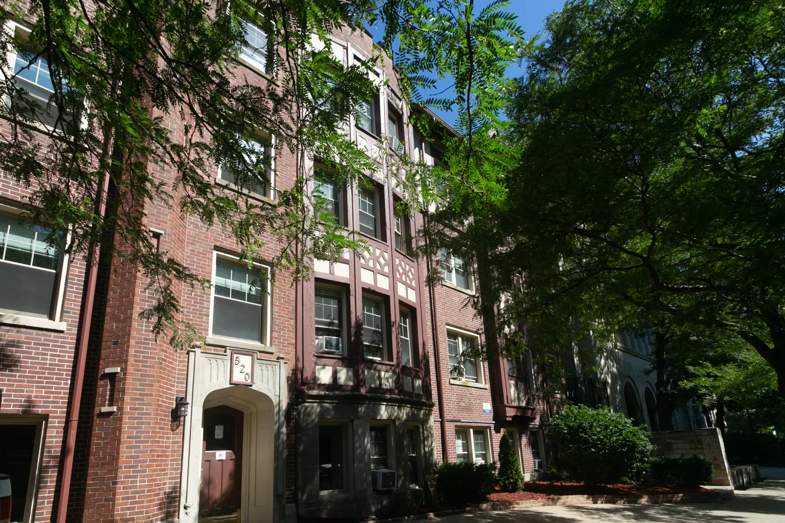 525 W. Cornelia / 520 W. Stratford Apartments