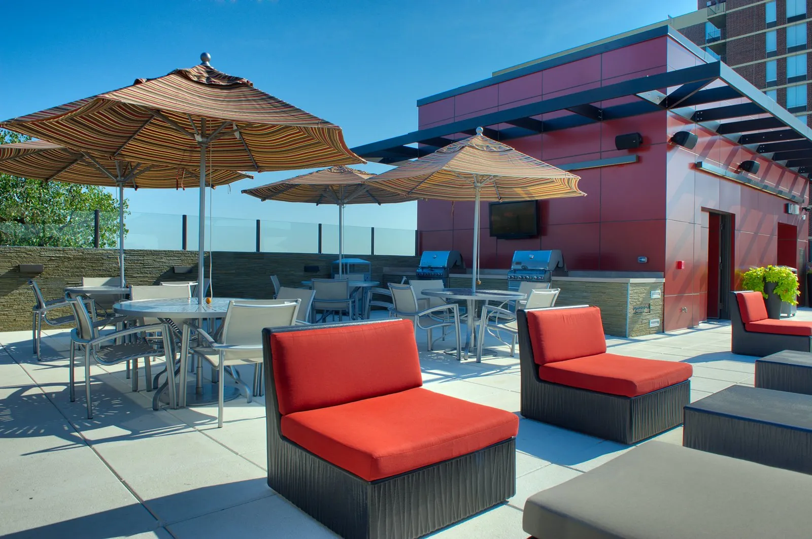 entry drive for Yorktown Apartments in Lombard IL