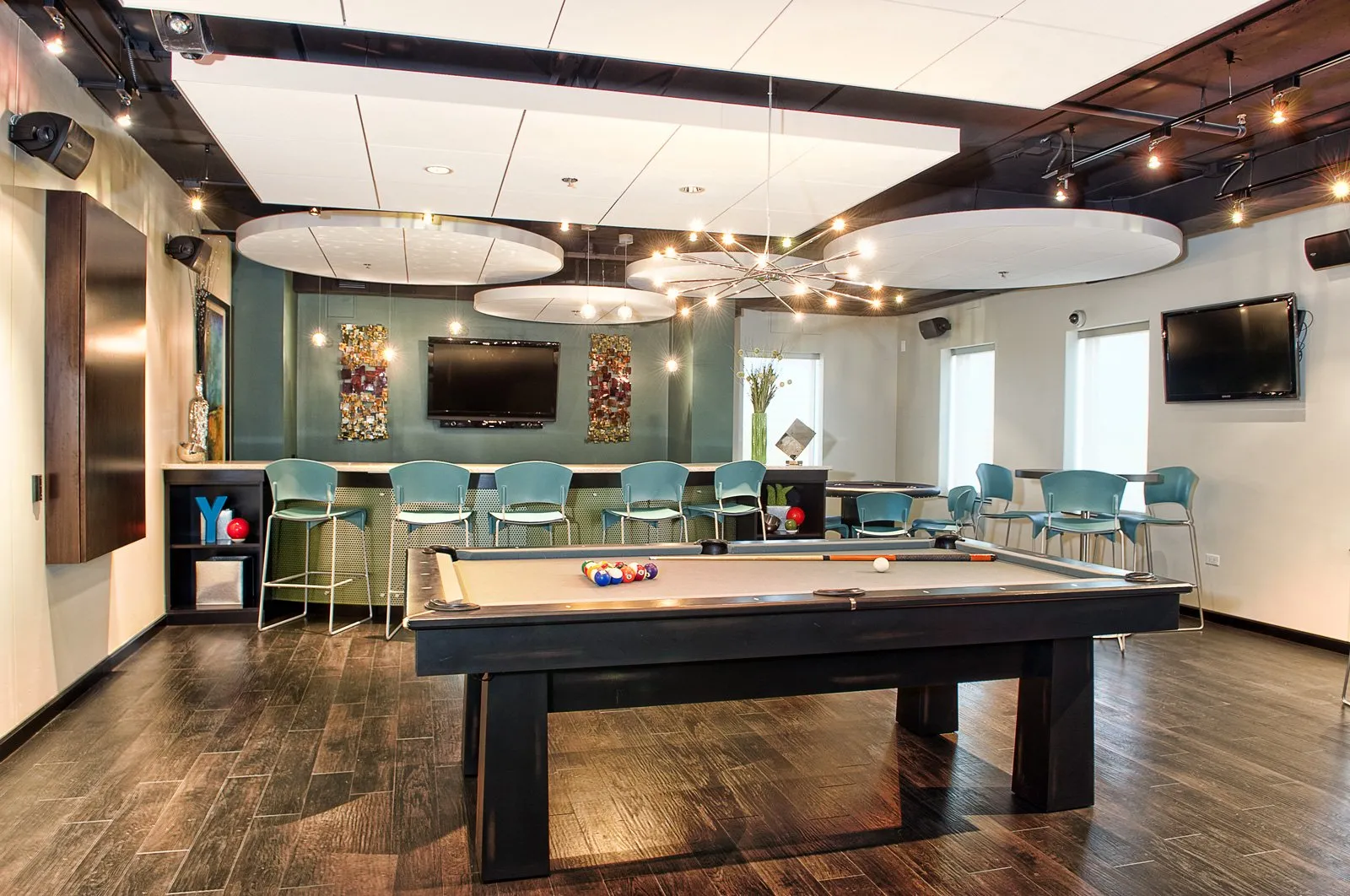 entry drive for Yorktown Apartments in Lombard IL