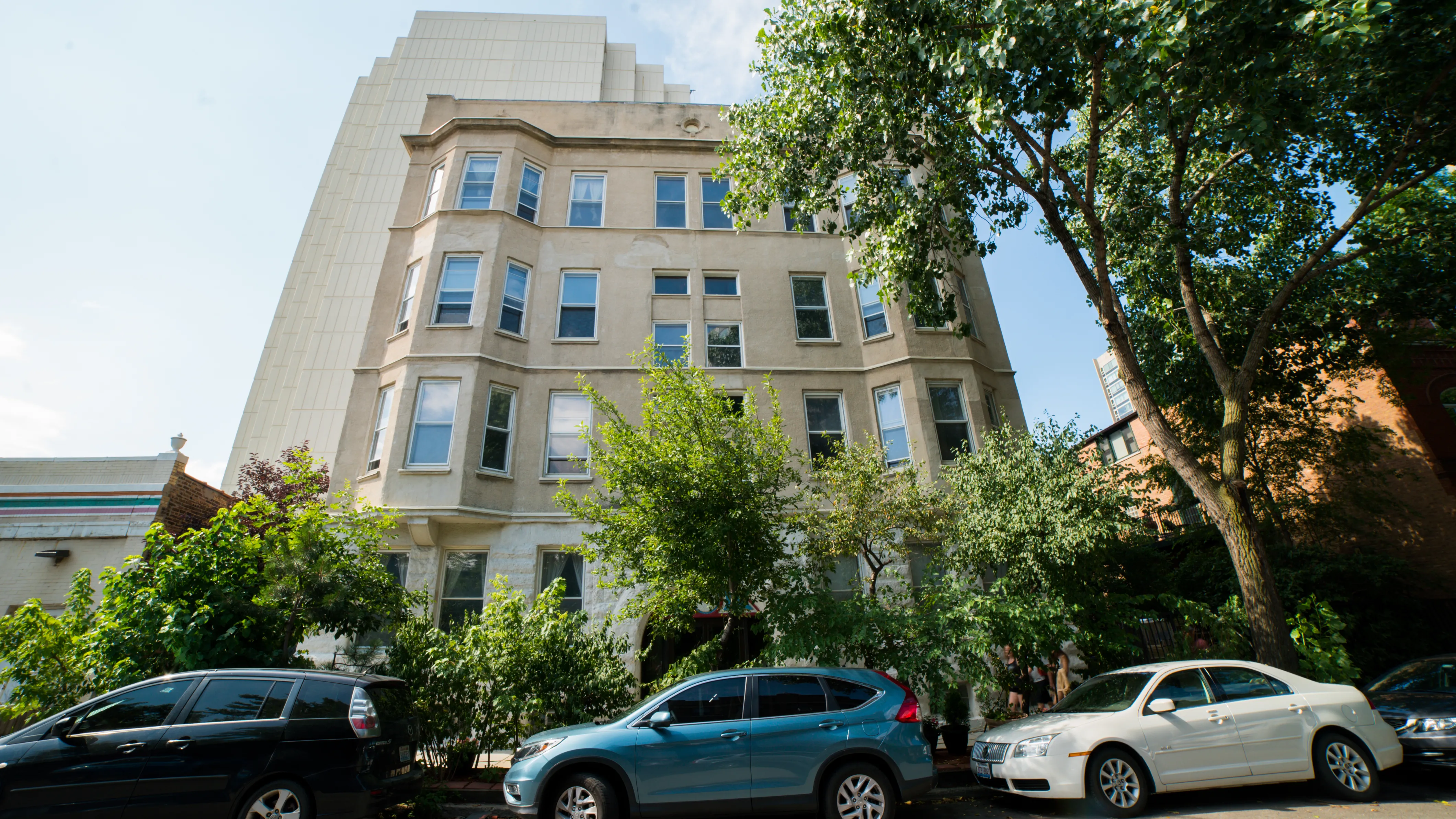 538 W Wrightwood Apartments