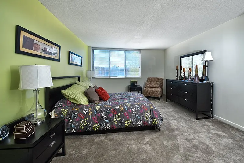 entry drive for Yorktown Apartments in Lombard IL