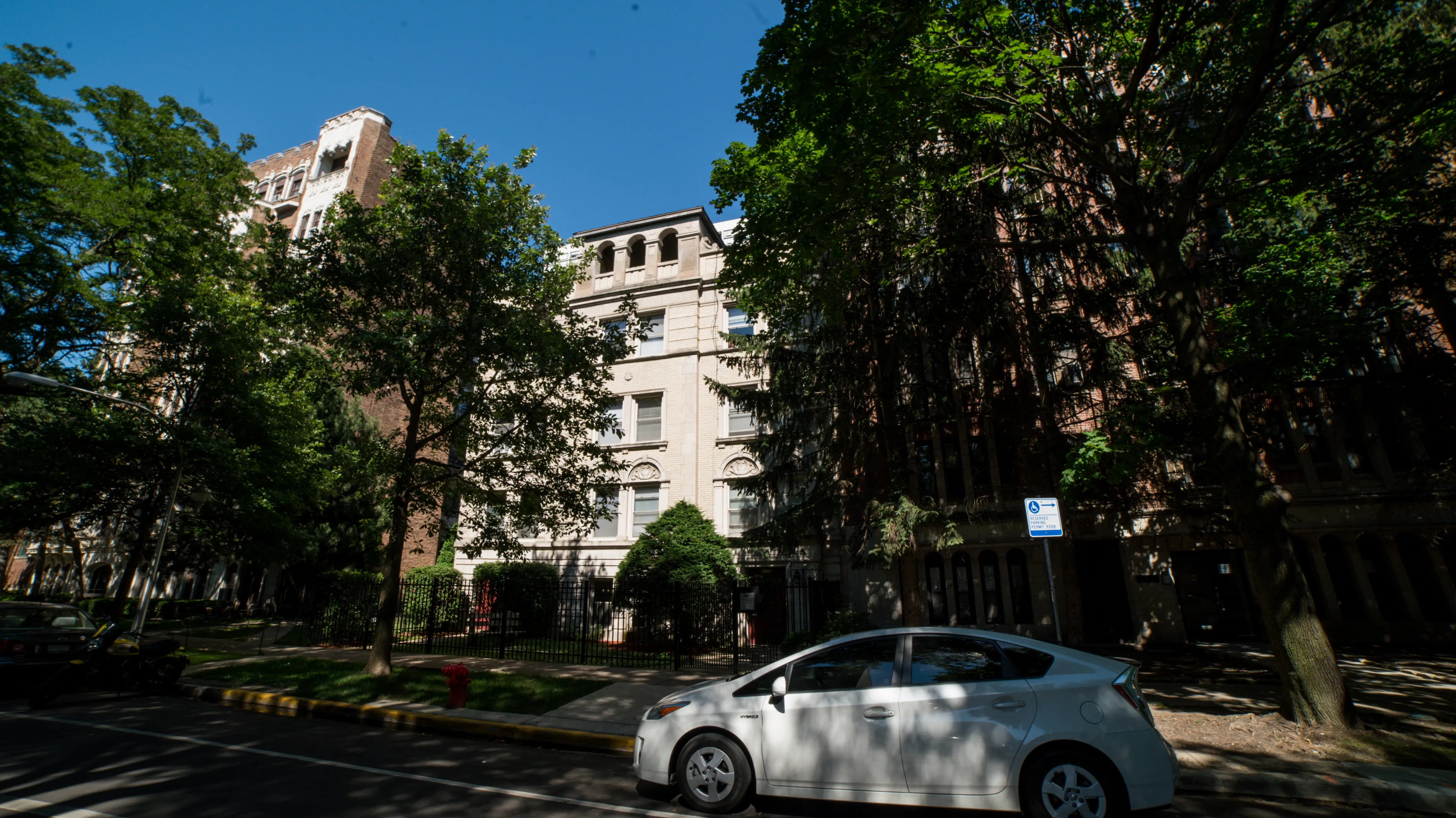 5433 N Kenmore Apartments