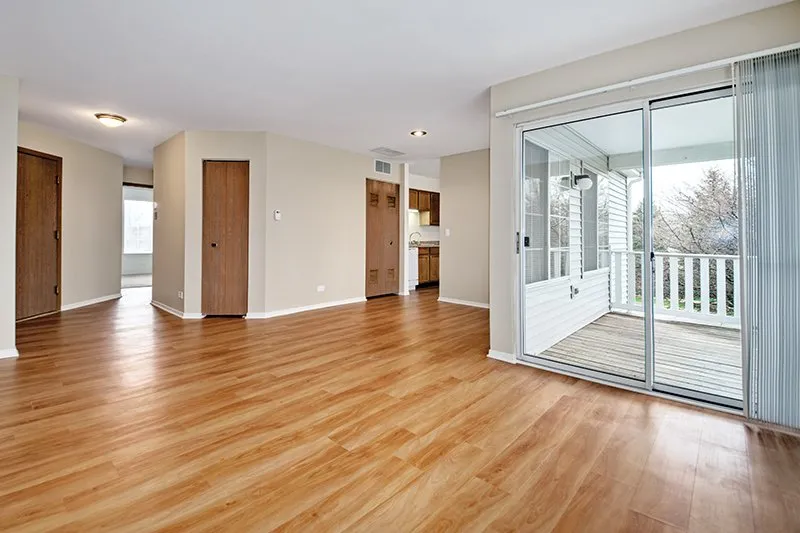 exterior view of Savannah Trace Apartments in Schaumburg IL