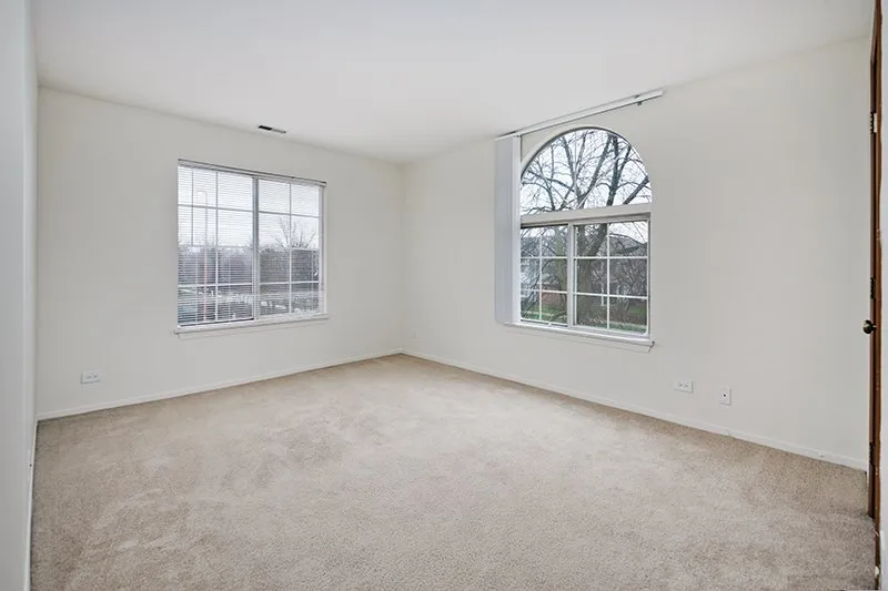 exterior view of Savannah Trace Apartments in Schaumburg IL