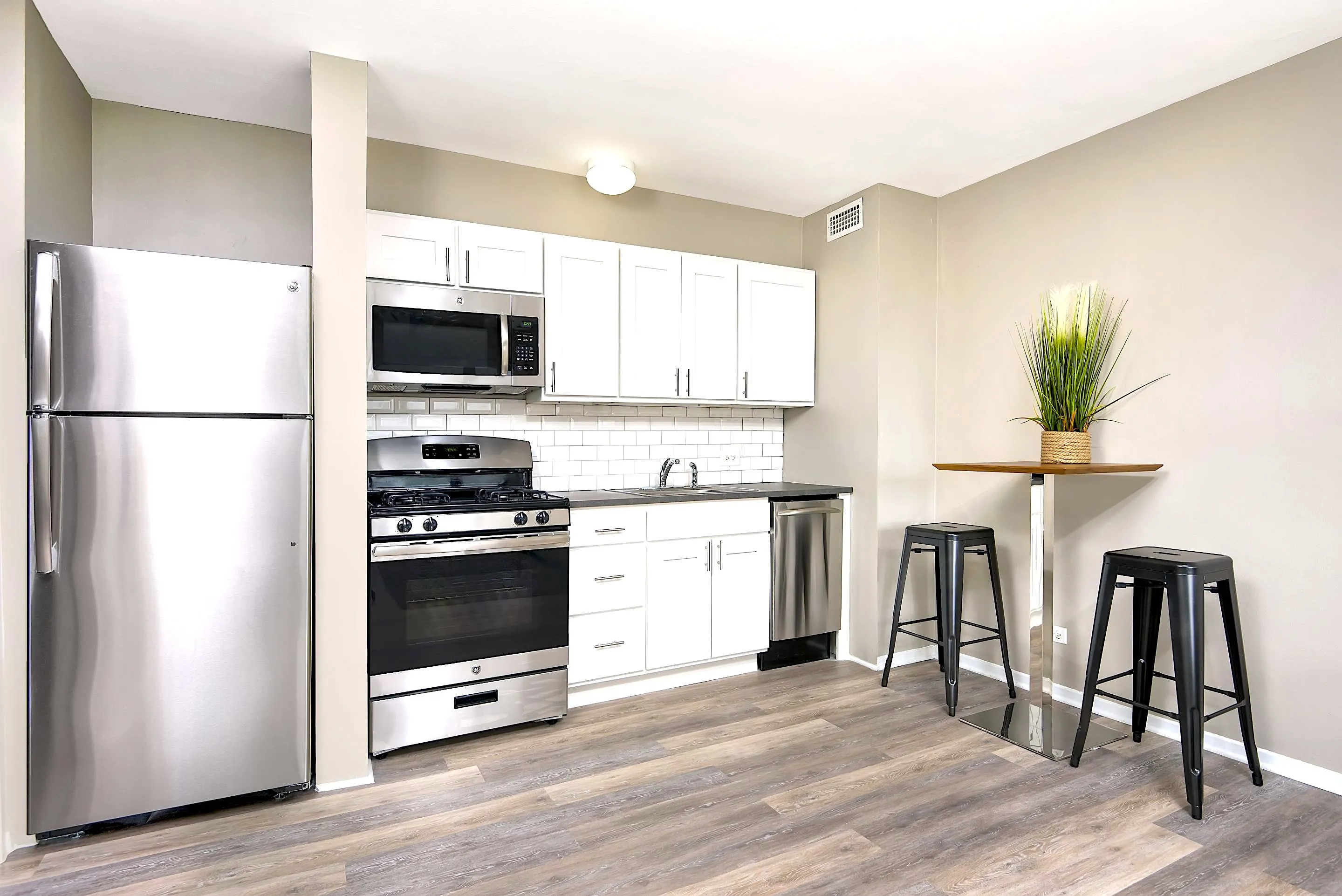 exterior view of 5550 S Dorchester Apartments in Hyde Park Chicago