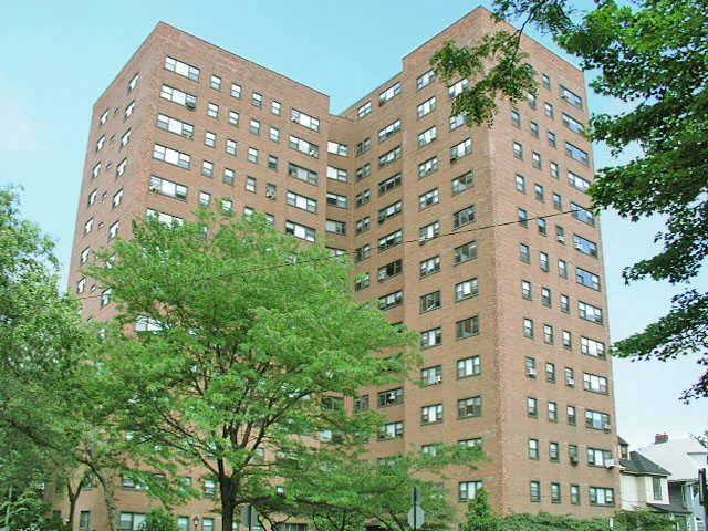exterior view of 5550 S Dorchester Apartments in Hyde Park Chicago