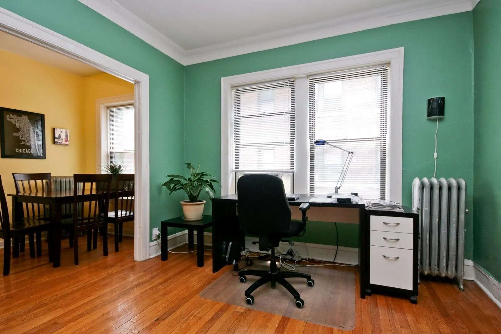 historic and vintage entry at 5552-5560 N Lakewood Apartments in Edgewater