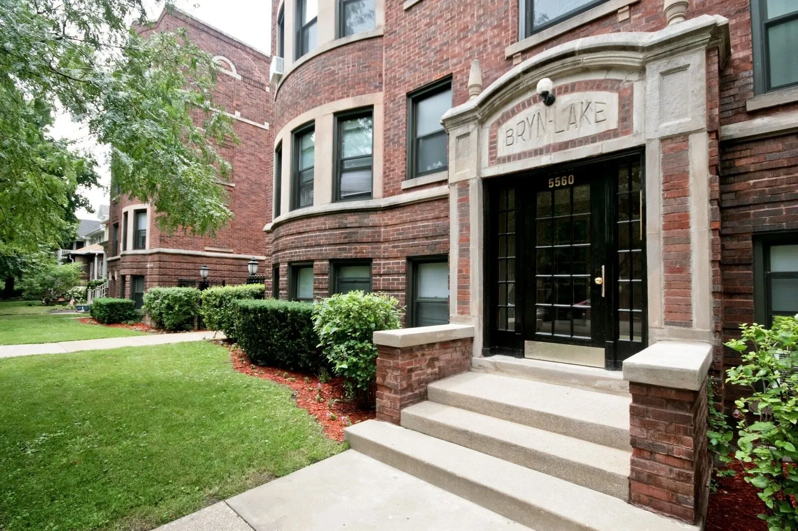 historic and vintage entry at 5552-5560 N Lakewood Apartments in Edgewater