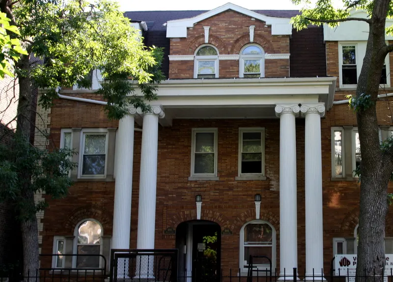 Exterior of Sunnyside Kenmore Apartments in Uptown Chicago