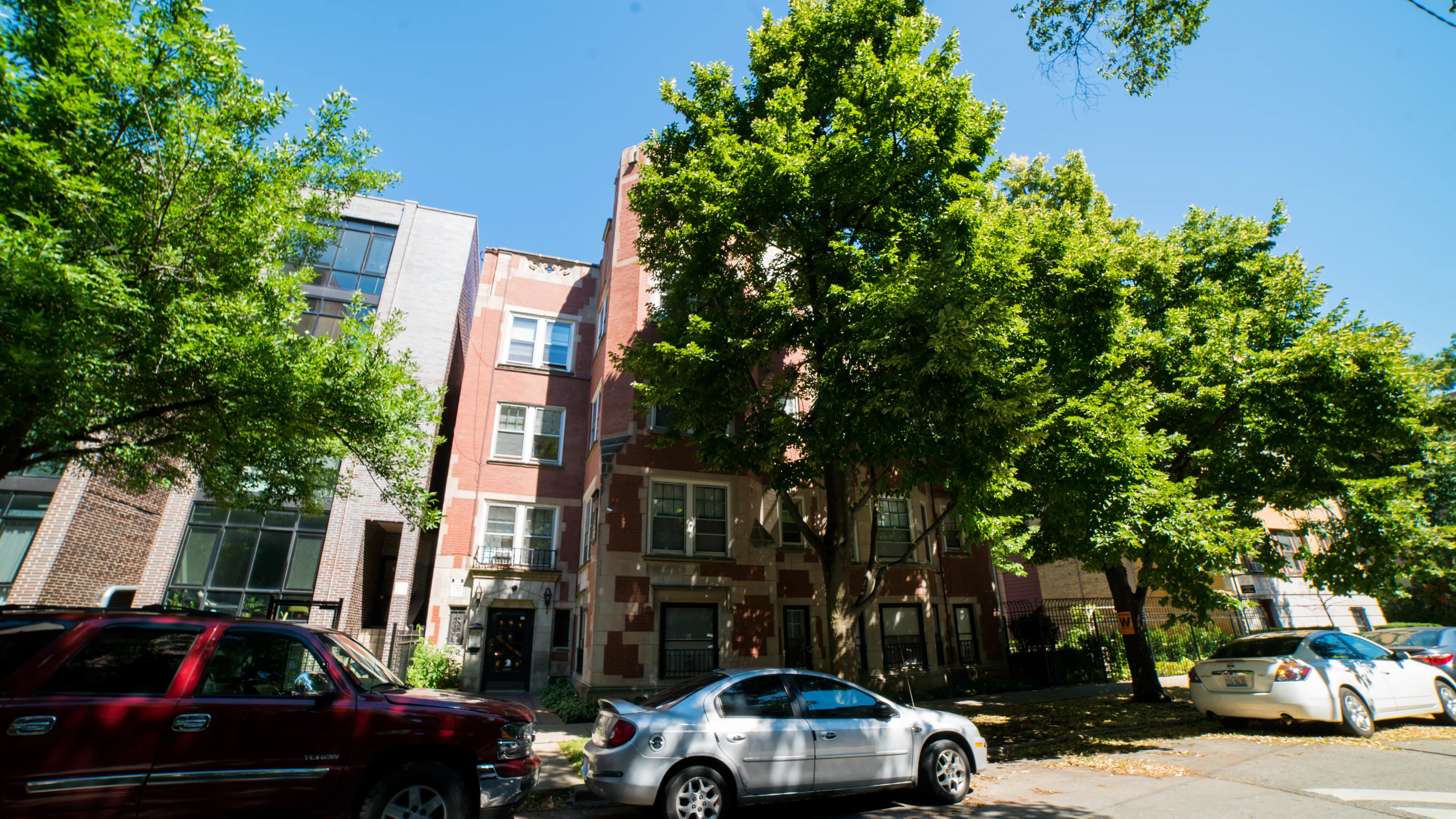 5727 N Winthrop Apartments