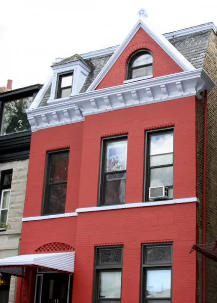 red brick exterior of 439 W. St. James apartments in Lincoln Park Chicago