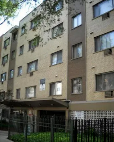 outisde view of Kenmore Manor Apartments in Edgewater Chicago