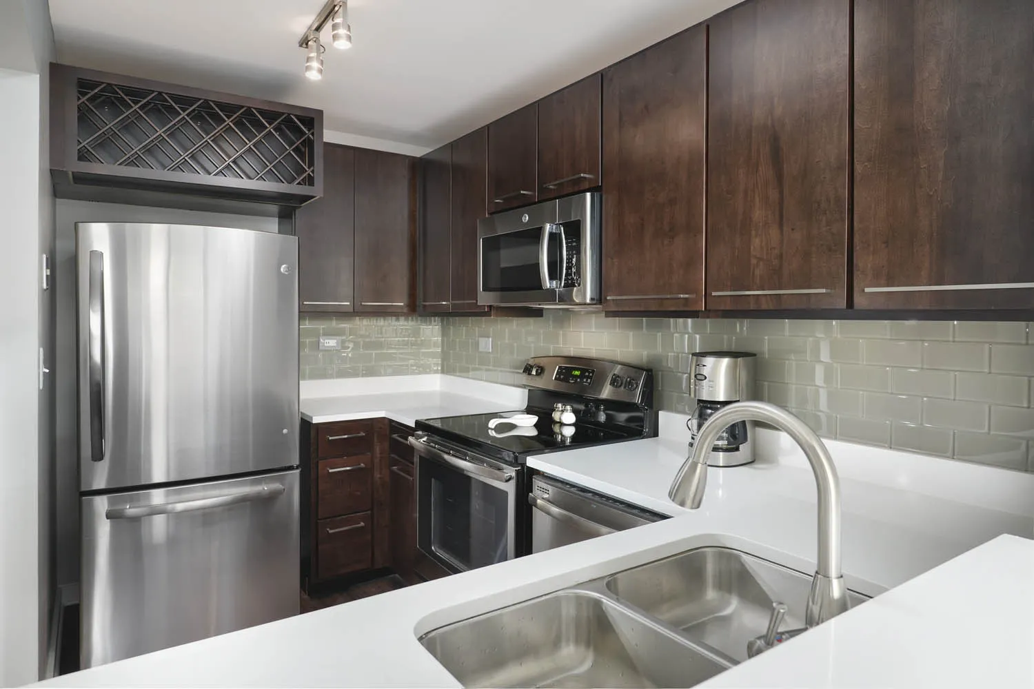 Kitchen view at 420 E Ohio Apartments in Streeterville Chicago