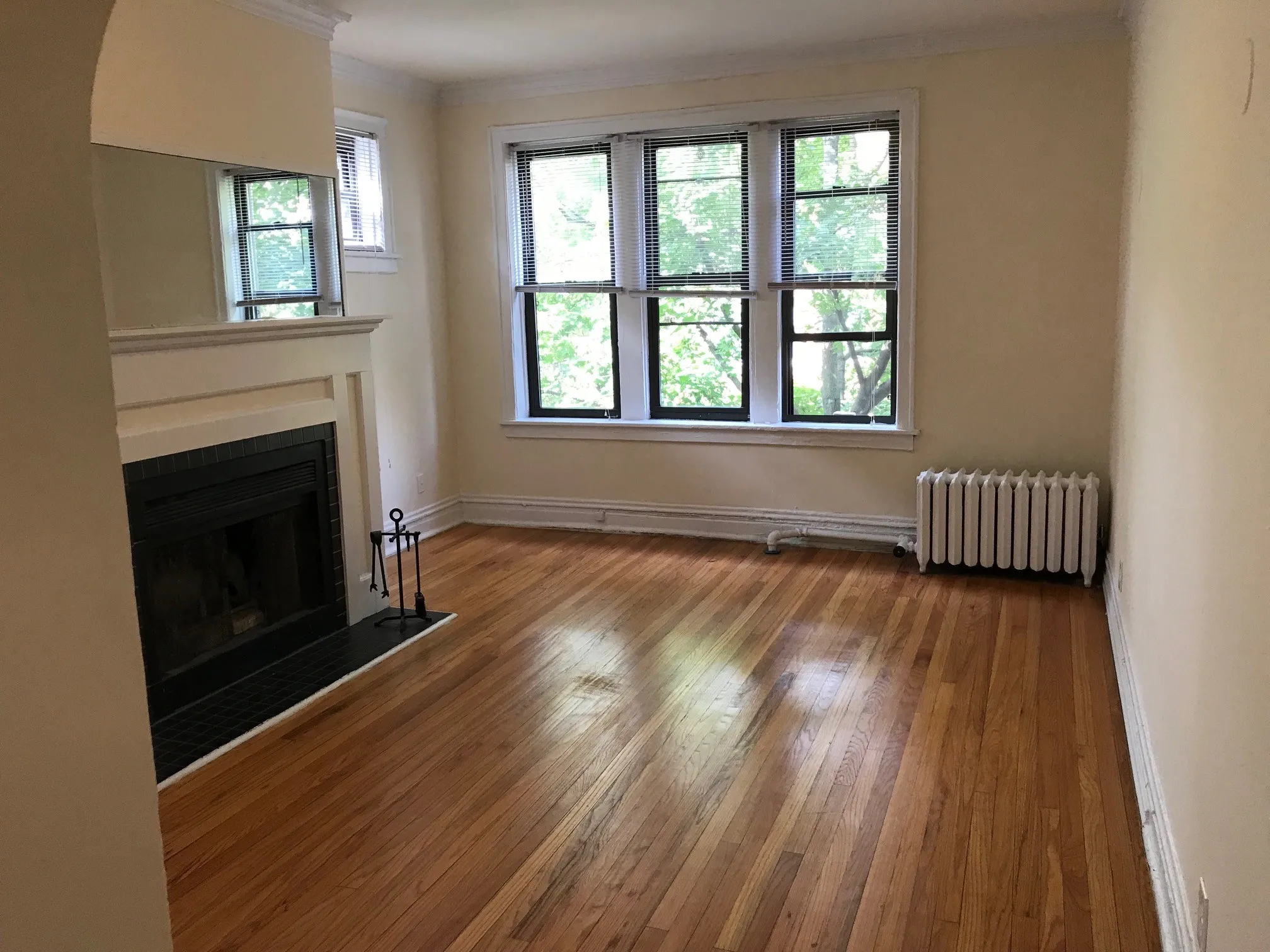 vintage living room with wood floors at 627-41 West Roscoe Apartments