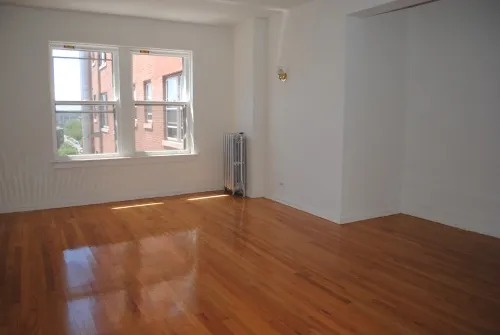 The vintage brick 4423 N Sheridan Road Apartments in Uptown Chicago