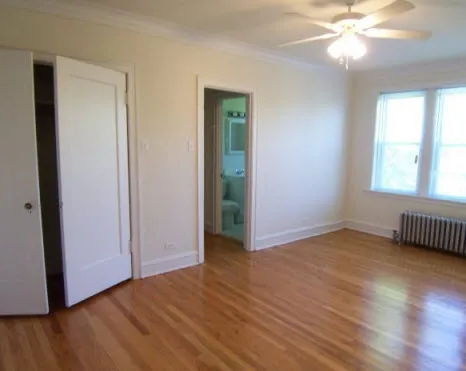 brick facade and courtyard of 4801-4809 North Fairfield Apartments