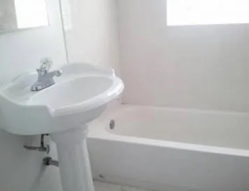 courtyard entarnce of 6960 N Sheridan Apartments