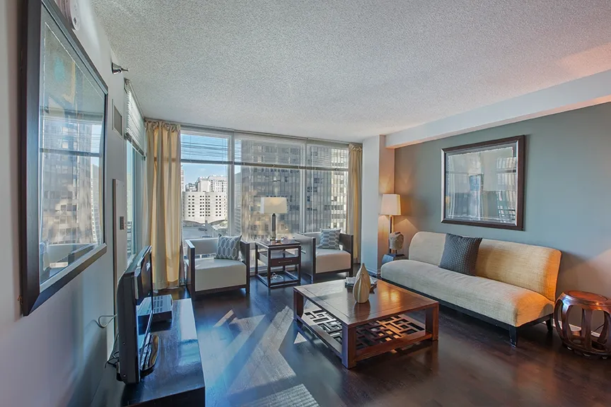 living room with couches at The Streeter in Streeterville