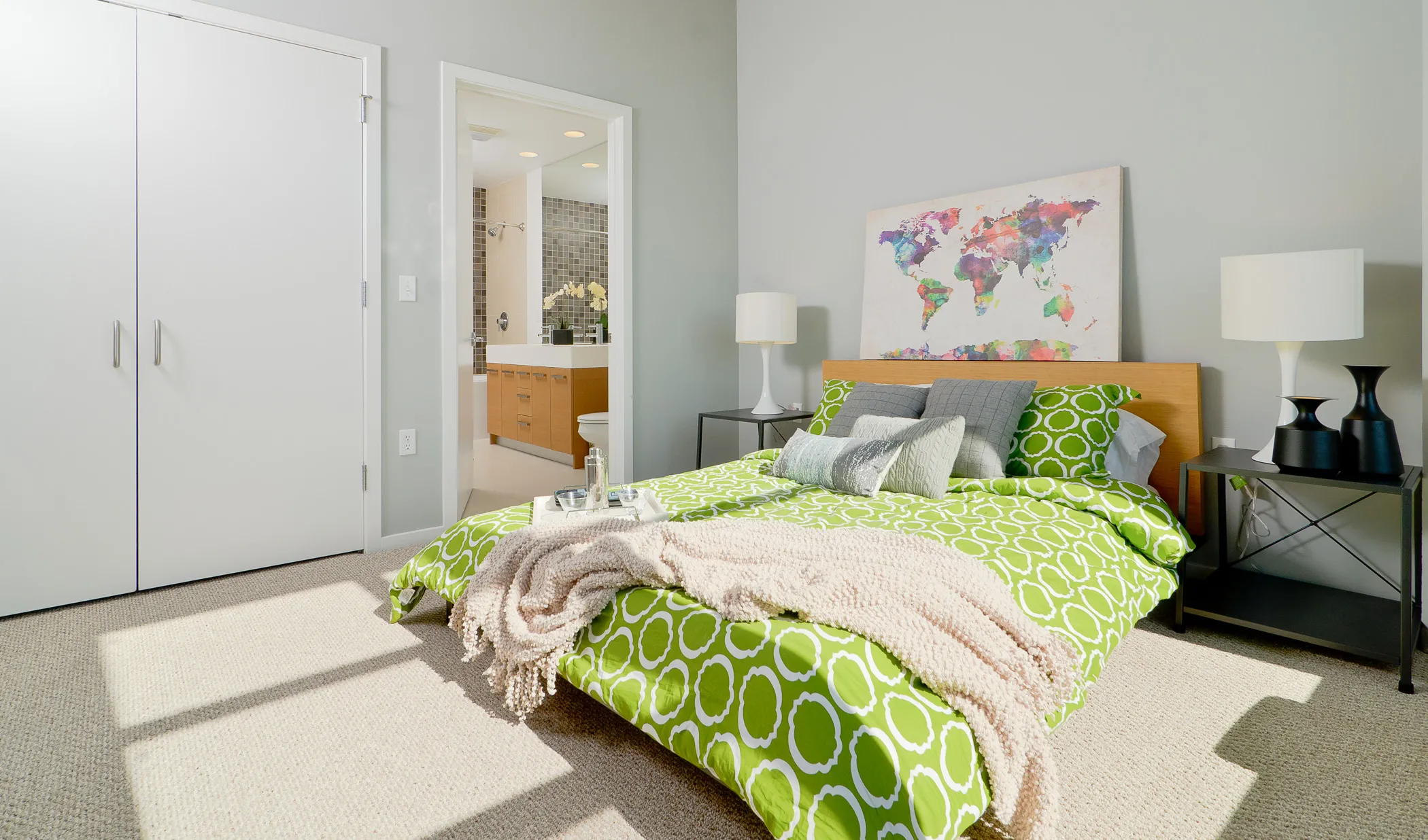 dining room at Roosevelt Collection Lofts in the South Loop