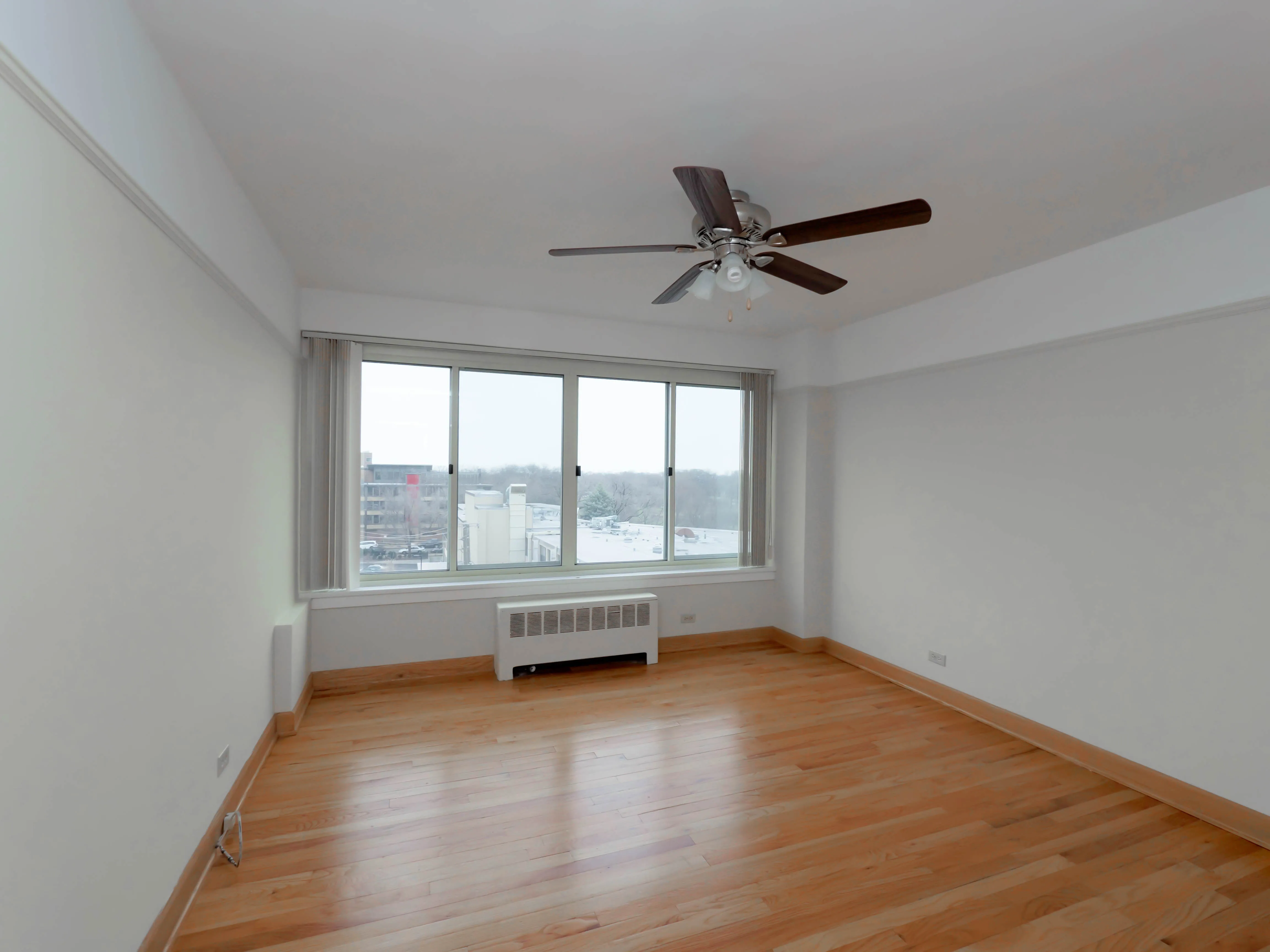 side kicthen at Clarendon Shores Apartments in Uptown Chicago