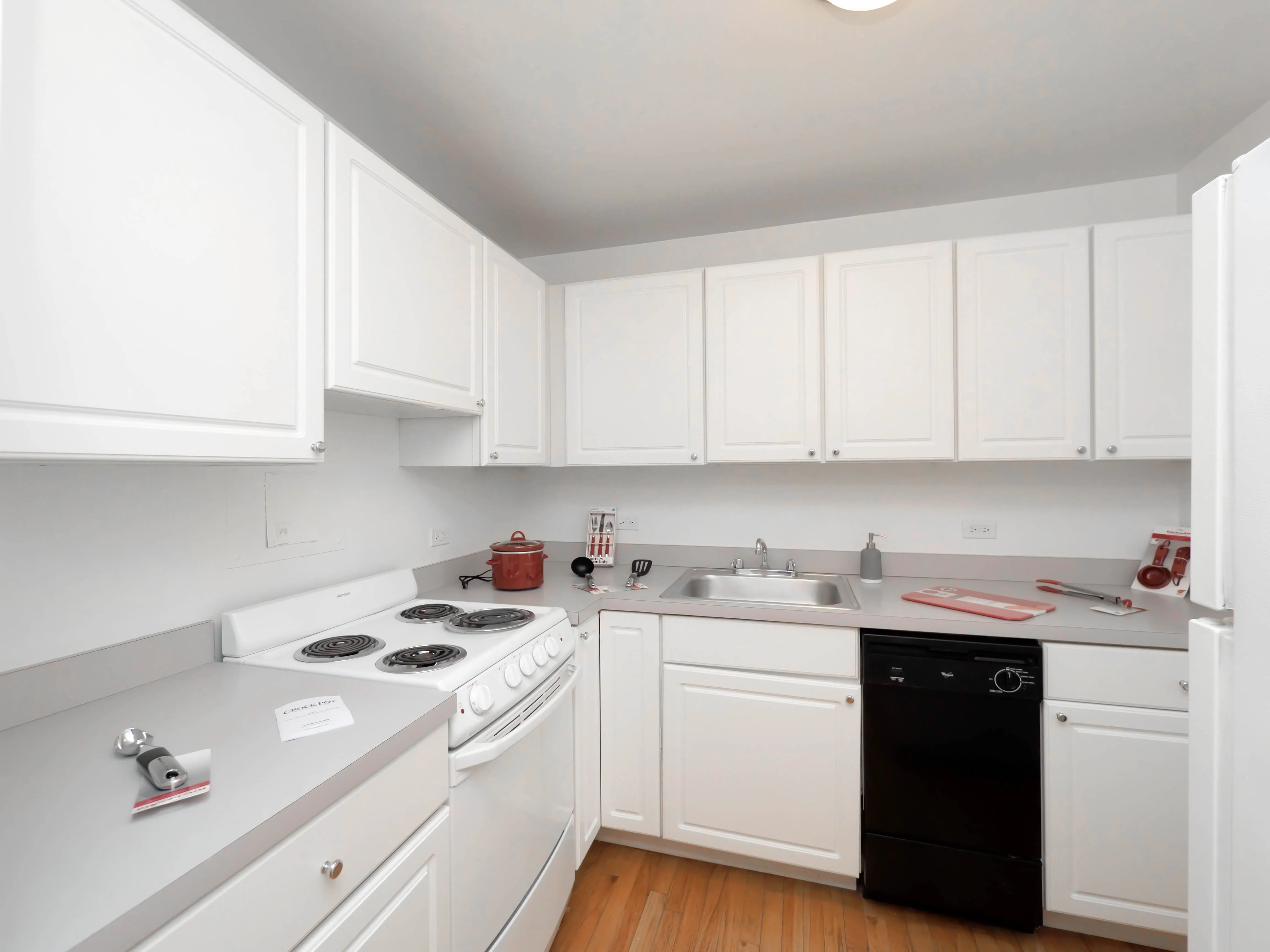 kitchen at Clarendon Shores Apartments in Uptown Chicago