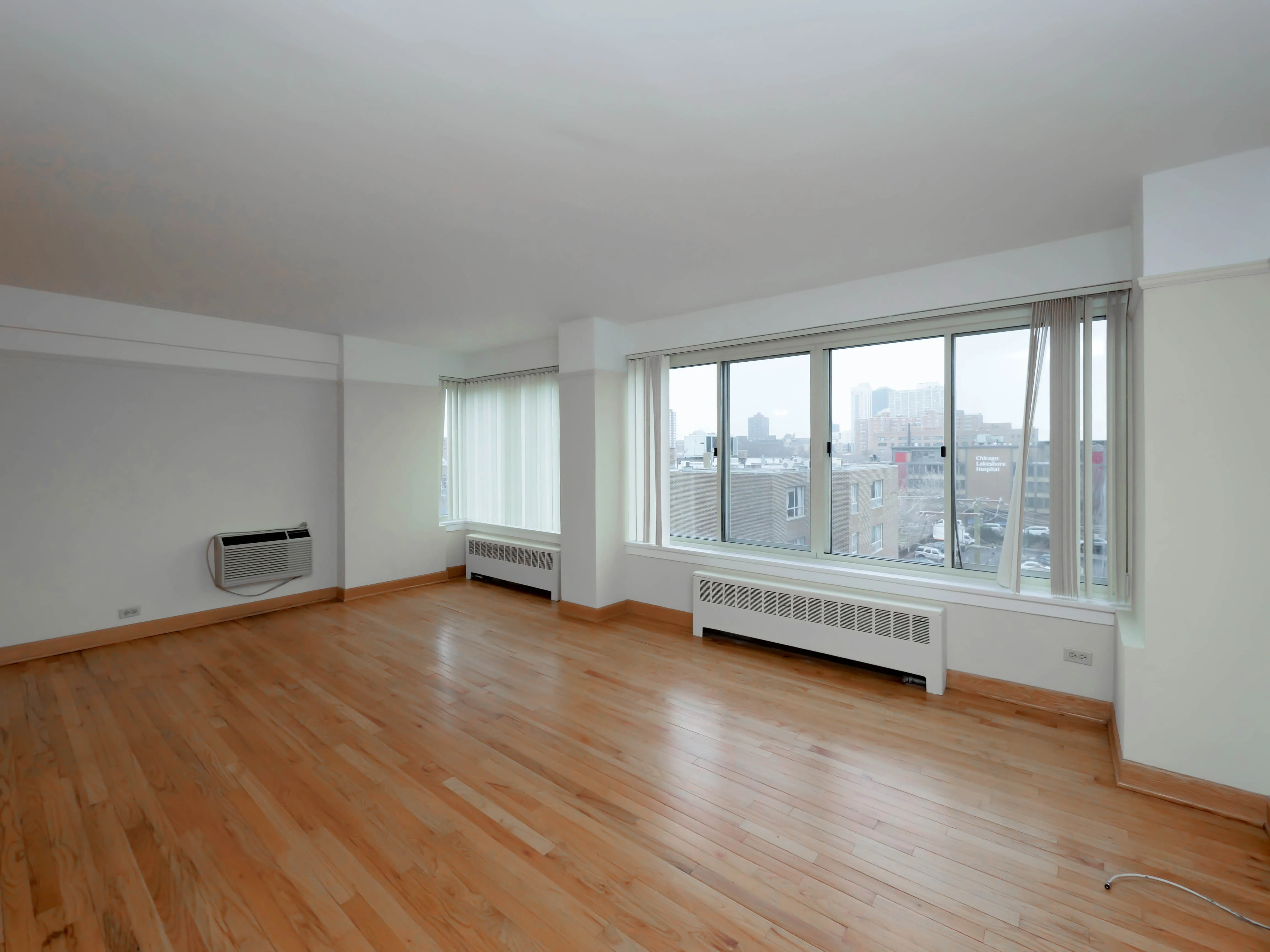 windows at Clarendon Shores Apartments in Uptown Chicago