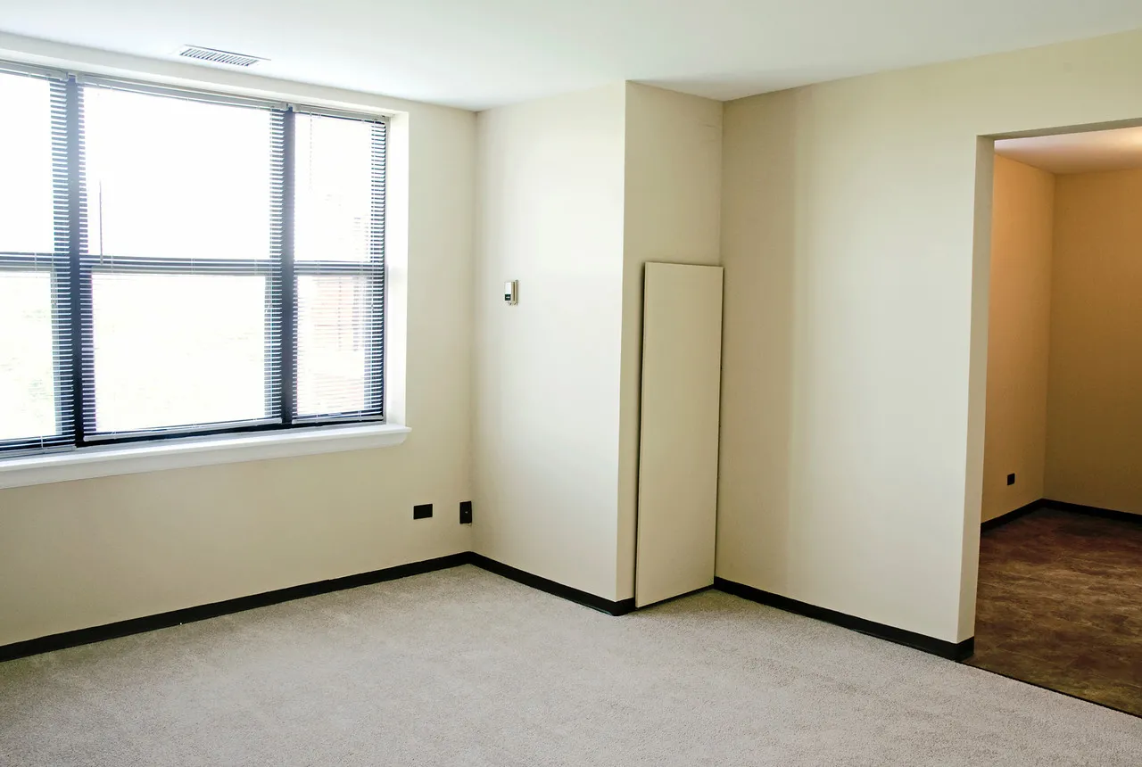 street view of entry lobby at Madison Park Apartments in Hyde Park Chicago