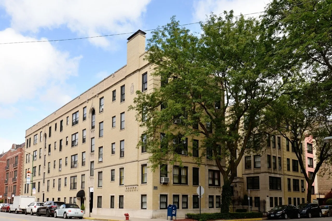 604 West Addison Apartments