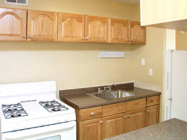 outisde of the Island Terrace Apartments in Woodlawn Chicago