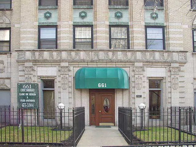 exterior view of the vinage facade of The Annabelle Apartments in Lakeview