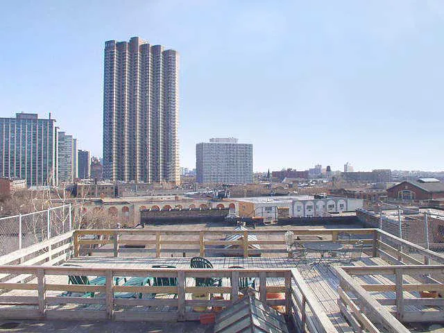 exterior view of the vinage facade of The Annabelle Apartments in Lakeview
