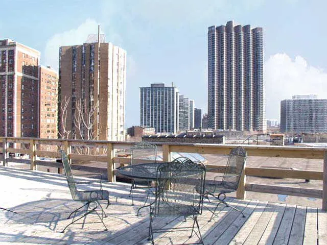 exterior view of the vinage facade of The Annabelle Apartments in Lakeview