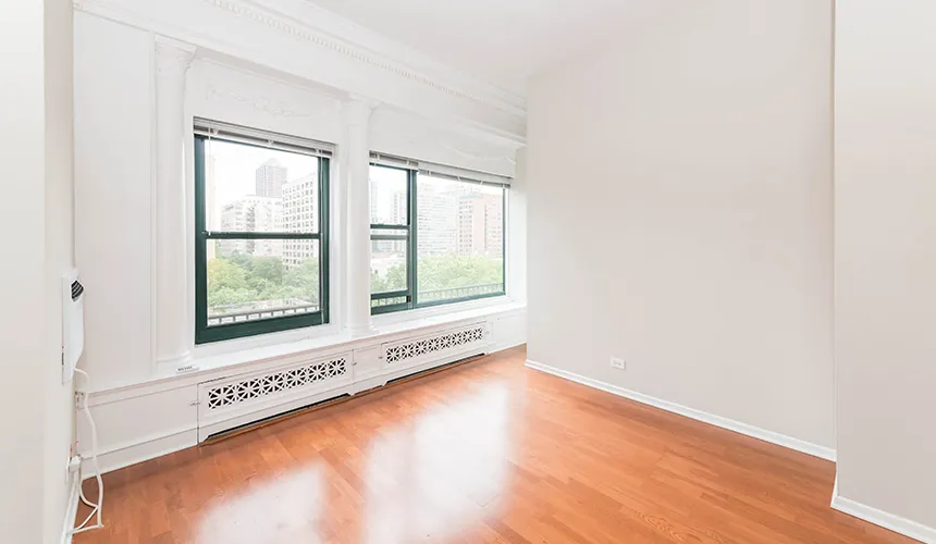 street entrance of Reside on Wellington Apartments in Lakeview Chicago