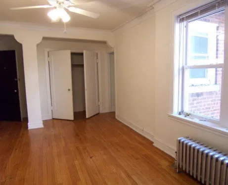 brick facade and courtyard of 4801-4809 North Fairfield Apartments