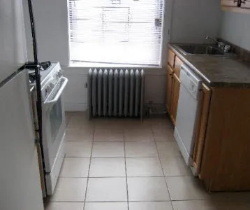 courtyard entarnce of 6960 N Sheridan Apartments