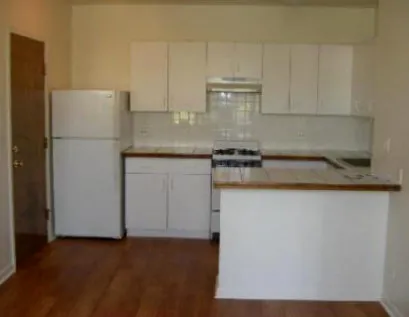 4241 N Kenmore Apartments