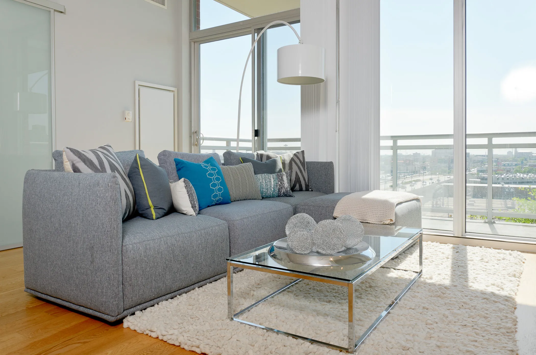 dining room at Roosevelt Collection Lofts in the South Loop