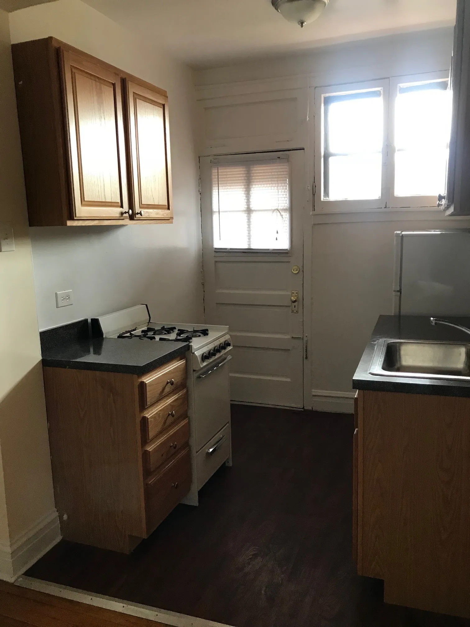 vintage living room with wood floors at 627-41 West Roscoe Apartments