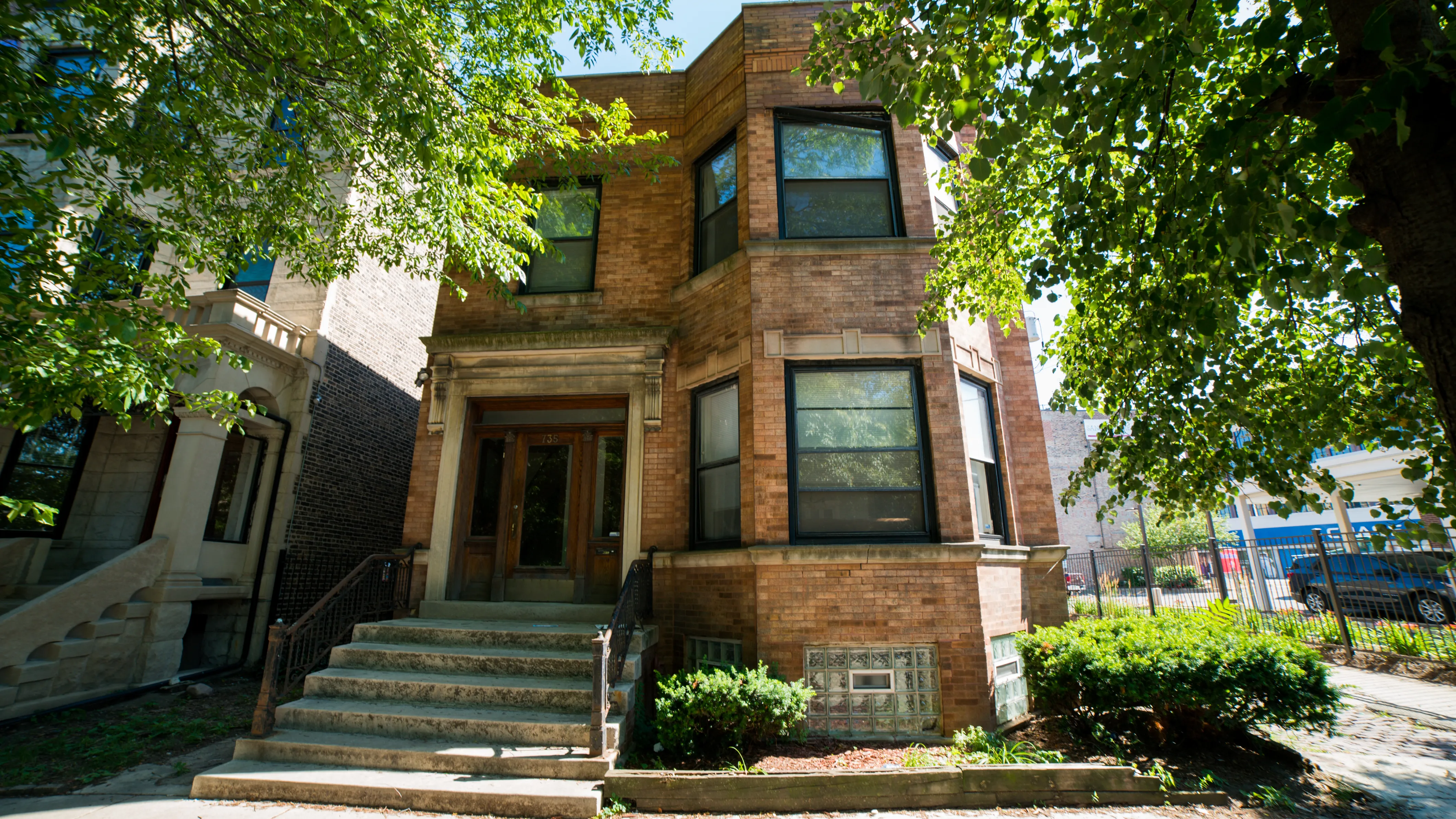 735 W Barry