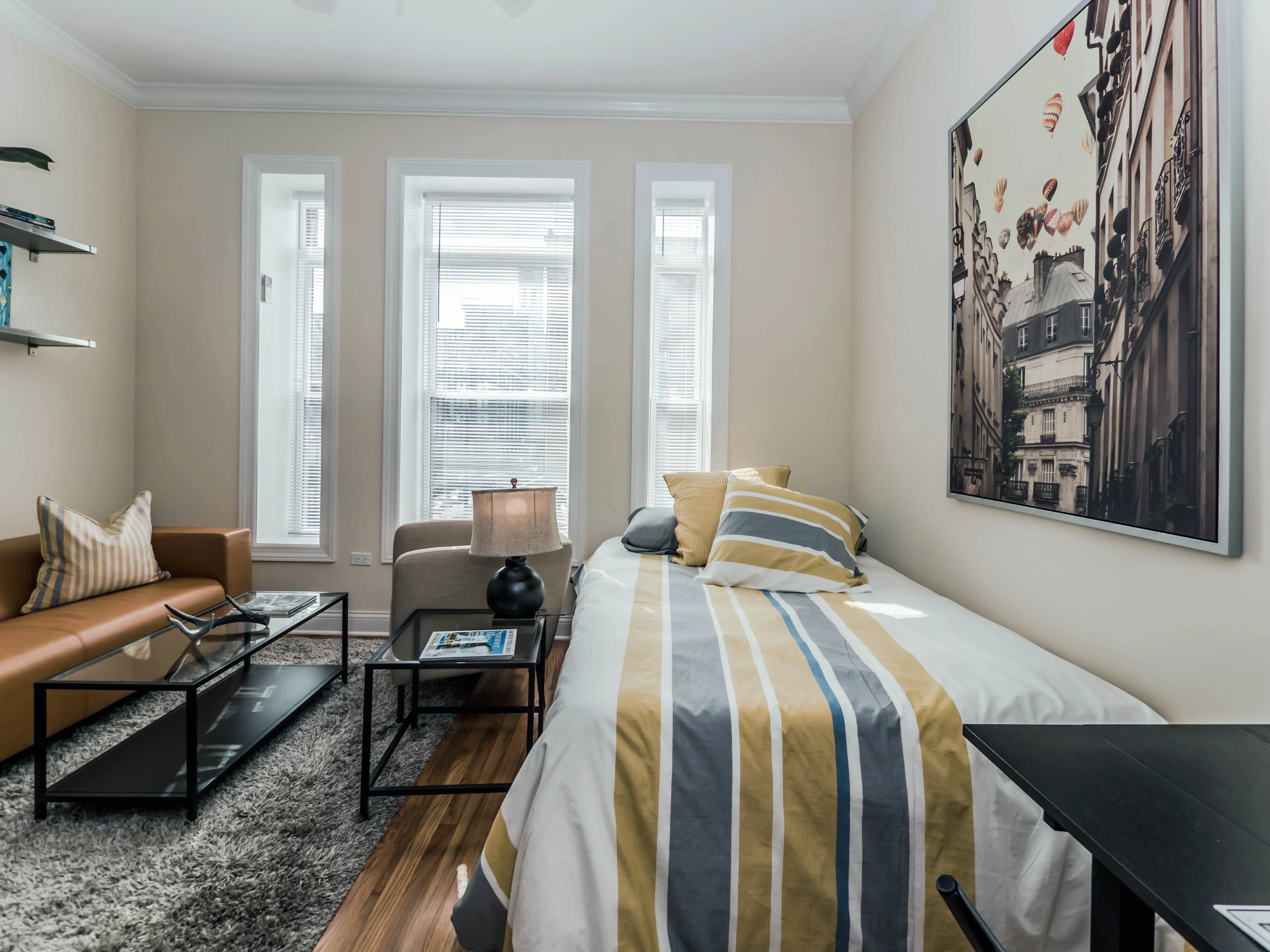 living room at 768 West Jackson Apartments in Chicago