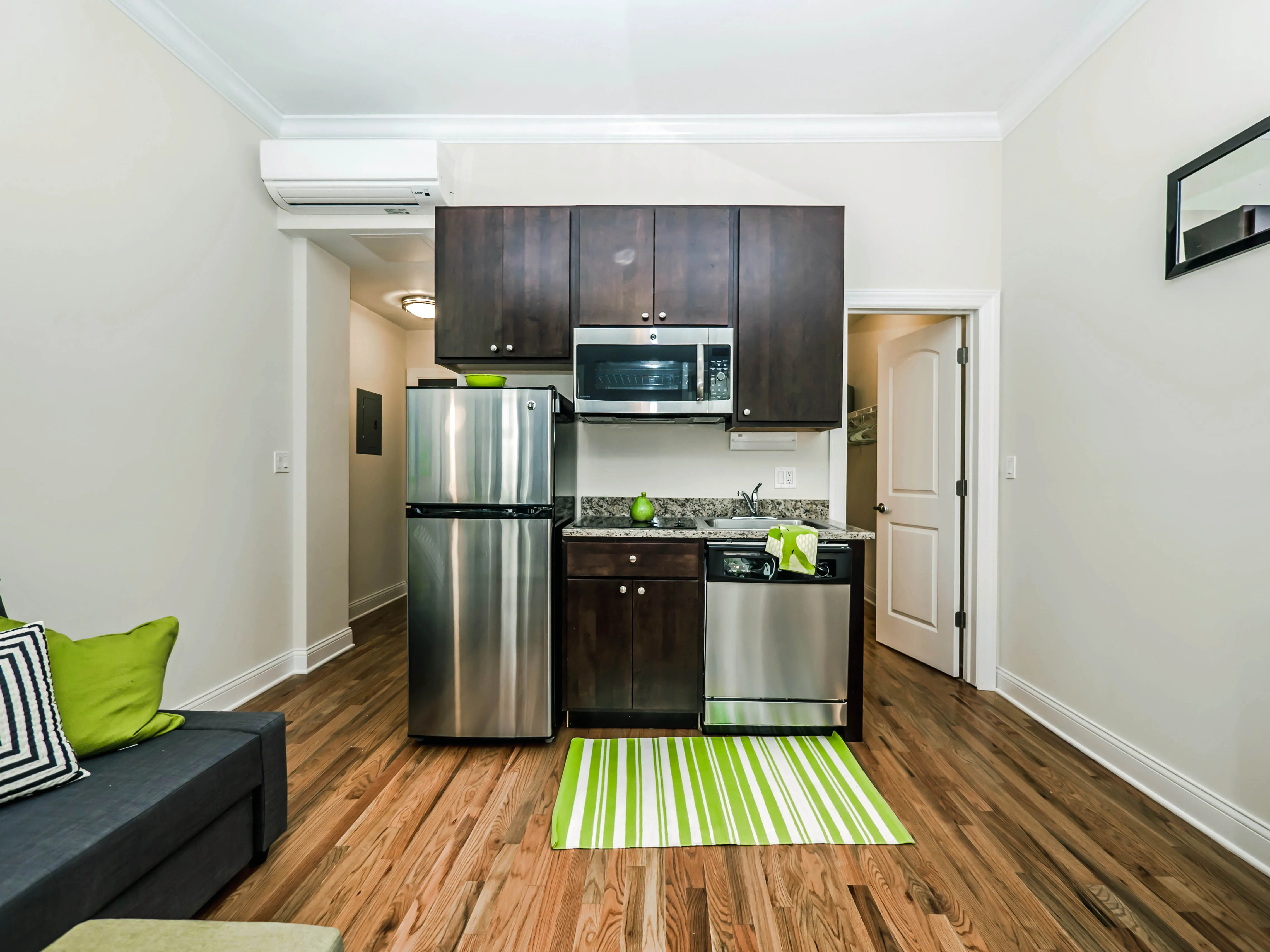 living room at 768 West Jackson Apartments in Chicago