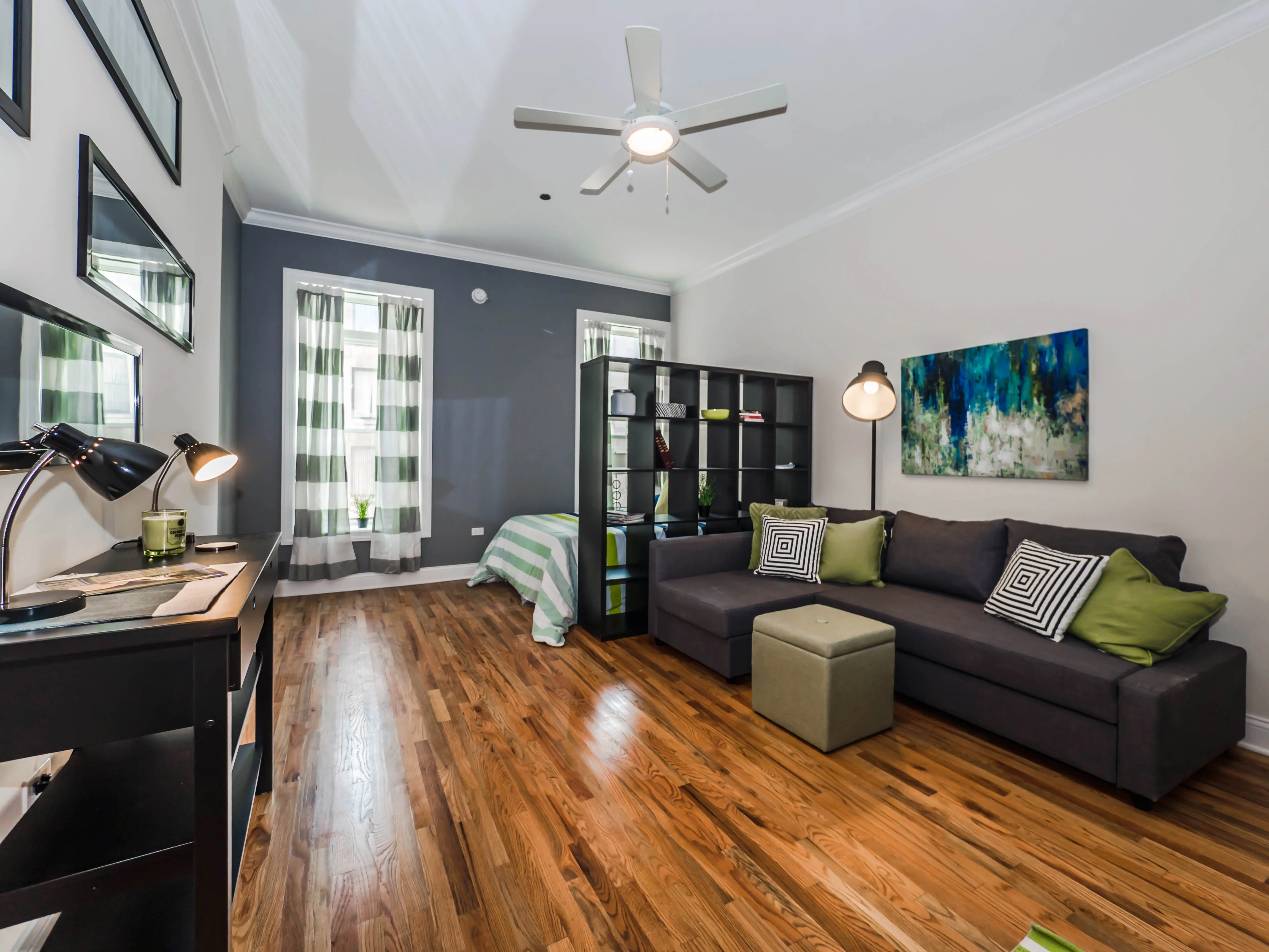 living room at 768 West Jackson Apartments in Chicago