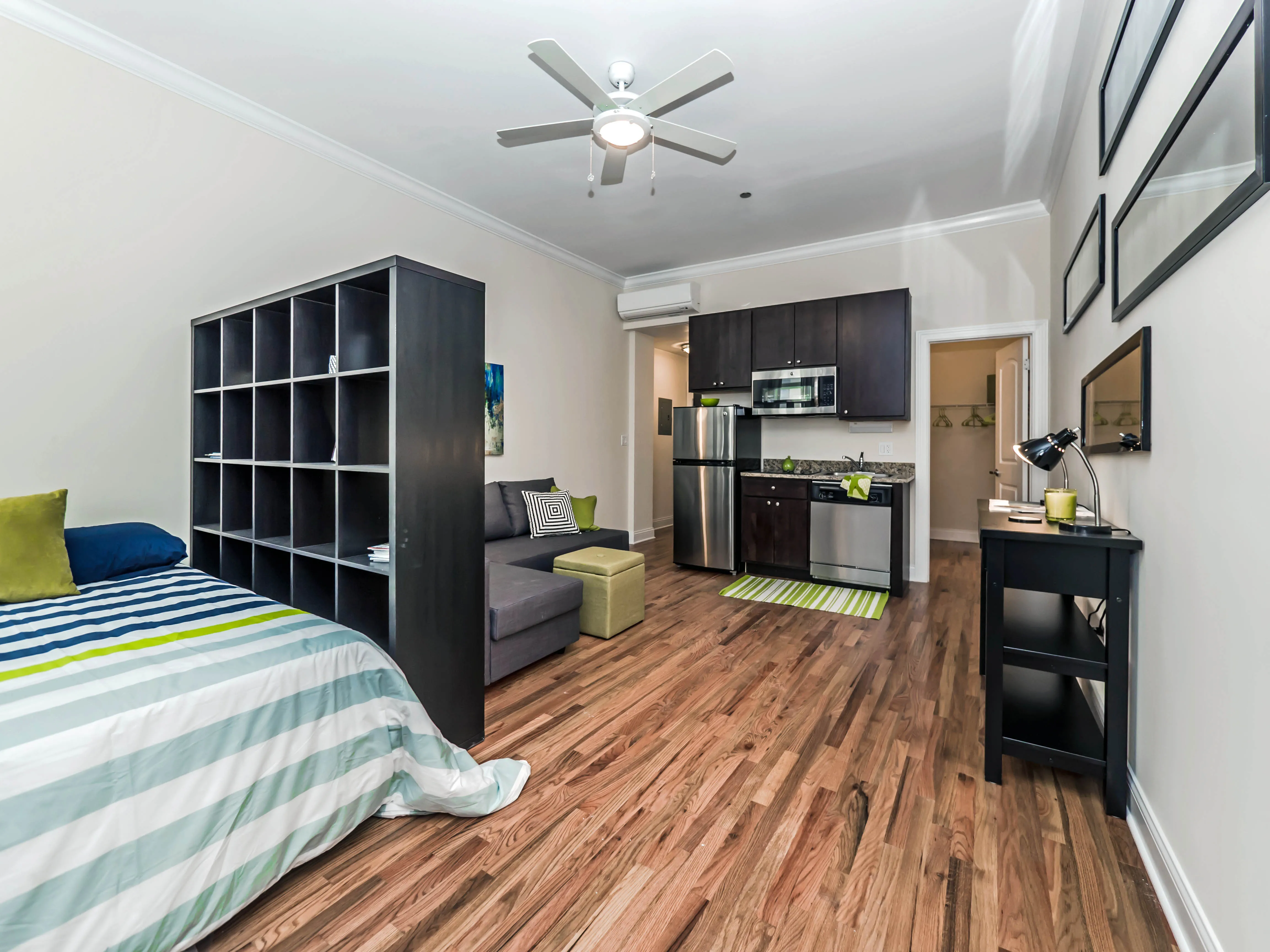 living room at 768 West Jackson Apartments in Chicago