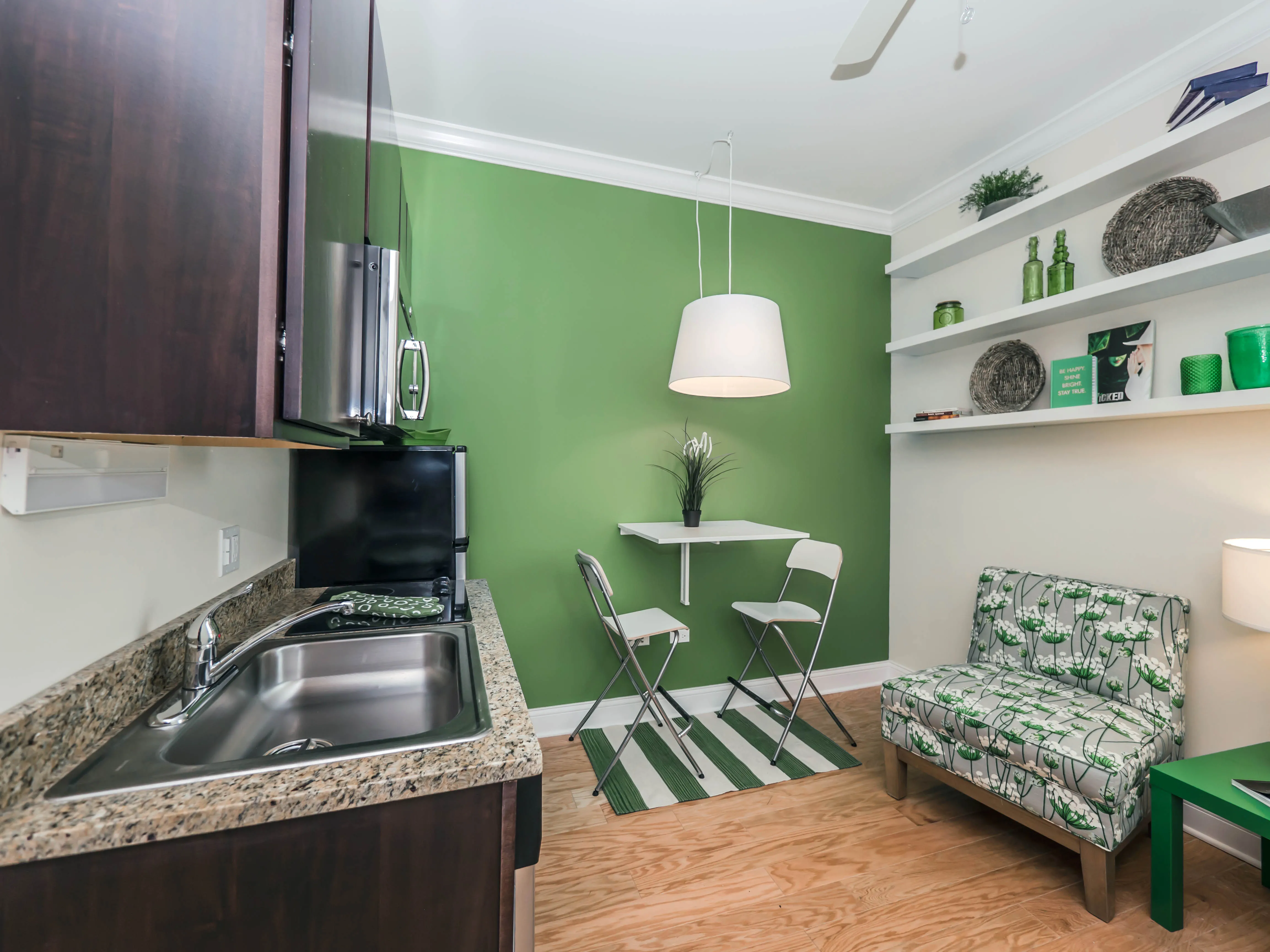 living room at 768 West Jackson Apartments in Chicago