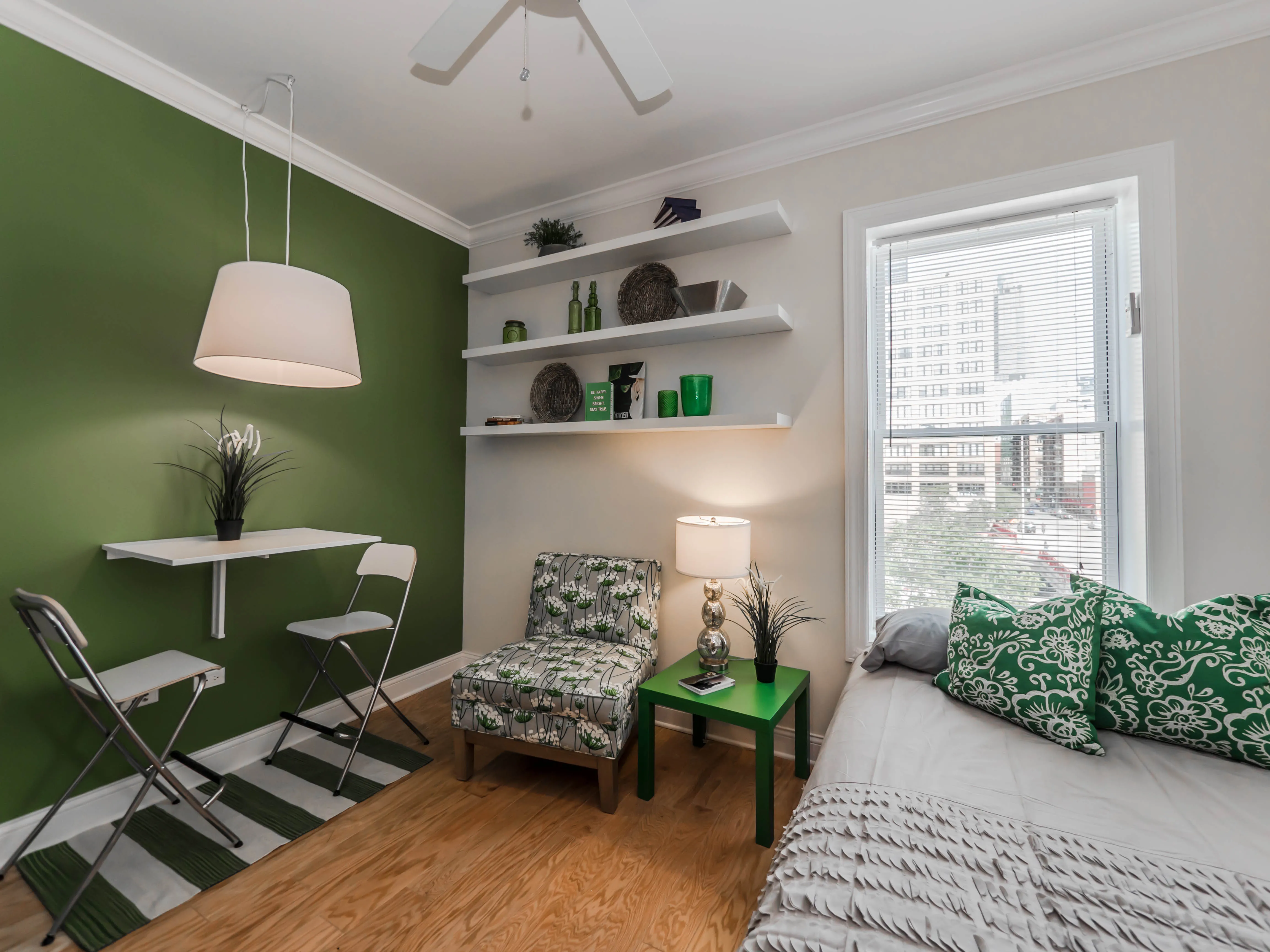 living room at 768 West Jackson Apartments in Chicago
