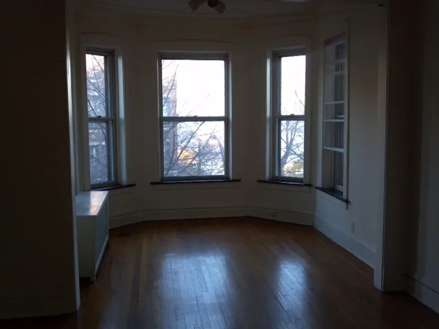 sun room at 7724 North Eastlake Terrace Apartments