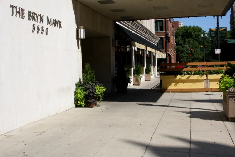 exterior facade of the Bryn Mawr Apartments in Chicago