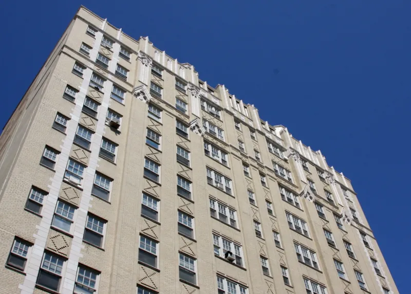 exterior facade of the Bryn Mawr Apartments in Chicago